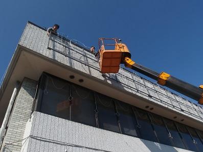 高所作業車での取付の様子です 高所作業車での取付の様子です